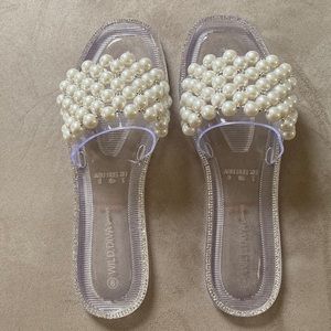 Wild Diva Lounge Pearl Slides